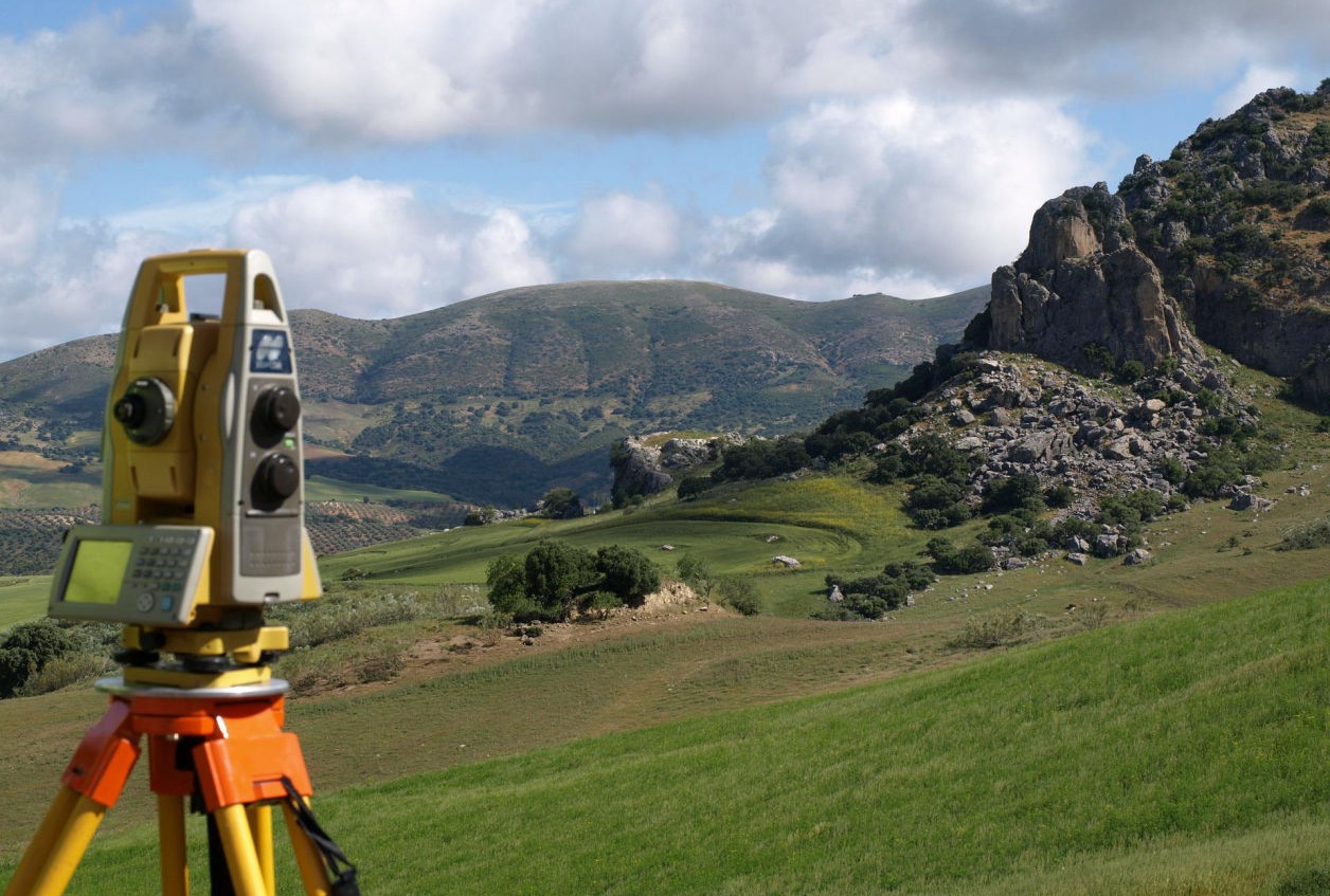 Equipo topográfico en paisaje